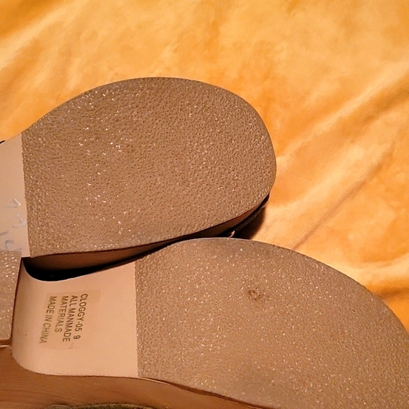 Clogs - Picture 2 of 3
